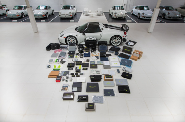 Porsche 918 "Weissach" (2015) und ein Ausschnitt aus den vielen Porsche-Automobilia - Versteigerung "White Collection" von RM/Sotheby's im Dezember 2023