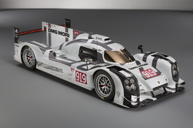 Porsche 919 Hybrid (2014) an der Sonderausstellung im Porsche Museum: Der 919 Hybrid mock-up wird bis zum 4. Mai im Porsche-Museum zu sehen sein. Porsche 919 Hybrid (2014) an der Sonderausstellung im Porsche Museum: Der 919 Hybrid mock-up wird bis zum 4. Mai im Porsche-Museum zu sehen sein.