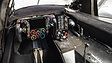 Porsche 919 Hybrid (2017) - Auch beim 919 ist der Innenraum sehr eng, doch das Lenkrad übersäht mit Schaltern und Knöpfen (© Porsche AG, 2020)