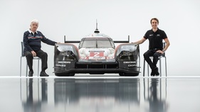 Porsche 919 Hybrid (2017) - Die beiden Fahrer mit der Hand auf dem modernen Technologiebündel