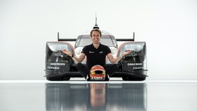 Porsche 919 Hybrid (2017) - Fahrer Timo Bernhard vor seinem Siegeswagen