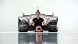 Porsche 919 Hybrid (2017) - Fahrer Timo Bernhard vor seinem Siegeswagen (© Porsche AG, 2020)