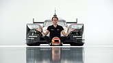Bild: Porsche 919 Hybrid (2017) - Fahrer Timo Bernhard vor seinem Siegeswagen
