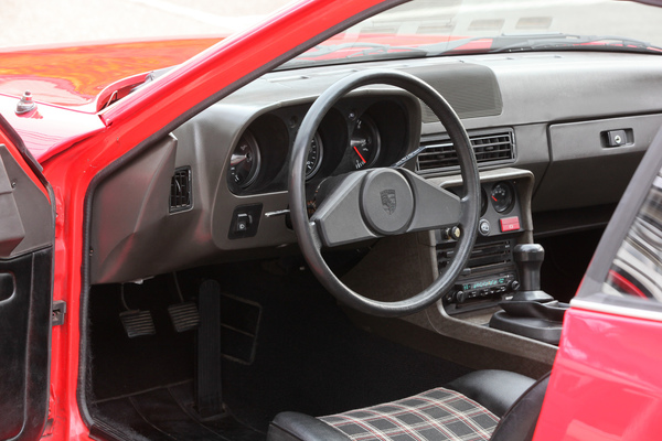 Porsche 924 (1976) - schmuckloses Zweispeichen-Lenkrad bei den frühen 924-Modellen