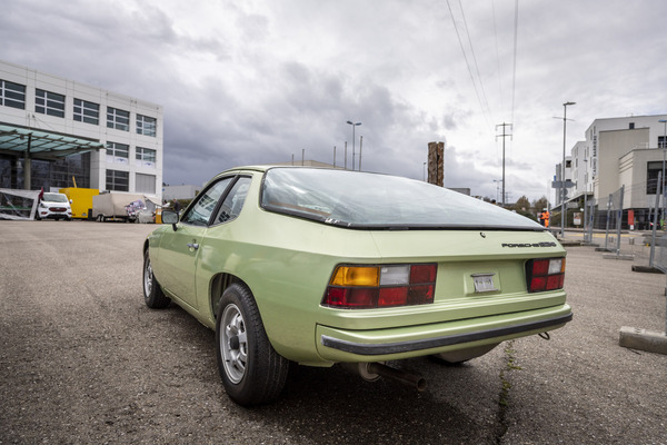 Porsche 924 (1977) – eines der wenigen Angebote im Aussenbereich: nicht mehr ganz taufrisch, aber farblich mal was anderes – Swiss RetroMecanika 2023
