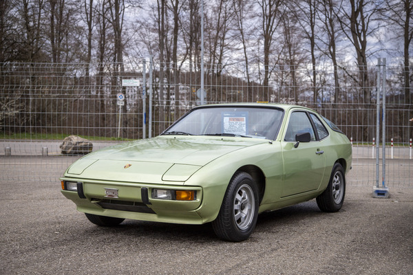 Porsche 924 (1977) – eines der wenigen Angebote im Aussenbereich: nicht mehr ganz taufrisch, aber farblich mal was anderes – Swiss RetroMecanika 2023