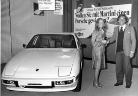 Porsche 924 (1979) - mit Martini konnte man einen Porsche gewinnen, Glücksfee ist Jacky Icks - Genfer Automobilsalon 1979