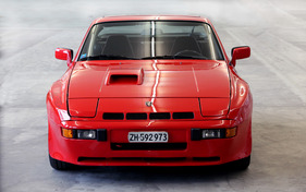 Porsche 924 Carrera GT (1980) - der Carrera-Schriftzug auf dem rechten Kotflügel signalisiert zusätzliches Überholprestige Porsche 924 Carrera GT (1980) - der Carrera-Schriftzug auf dem rechten Kotflügel signalisiert zusätzliches Überholprestige