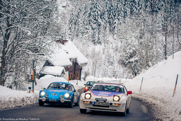 Bild: Porsche 924 - Diverse Schneekönige in voller Fahrt