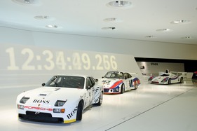 Porsche 924 GTP (1981) an der Sonderausstellung im Porsche Museum: Alle 16 Porsche Le Mans-Gesamtsieger sind als Modellauto im Maßstab 1/43 im Shop des Porsche-Museums erhältlich. (1981)