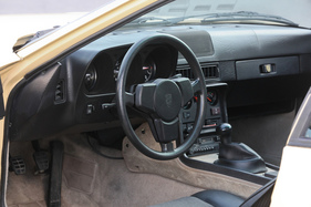 Porsche 924 S (1985) - kurzer Schaltknauf, der Schalthebel wechselt die Gänge im Heck