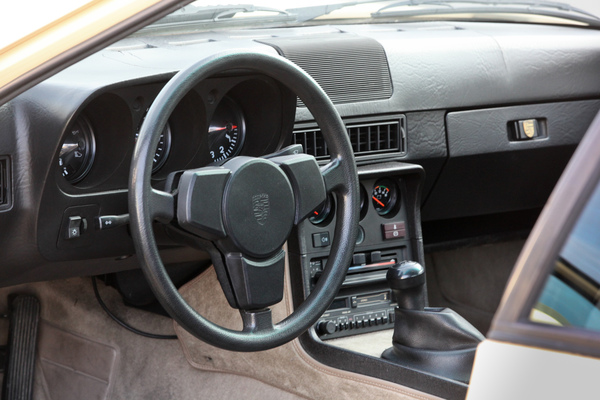 Porsche 924 S (1985) - sportliches Interieur, das immer noch sehr an die frühen 924-Modelle erinnert