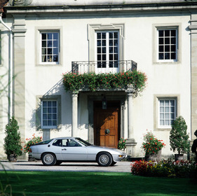 Porsche 924 Turbo (1978) - Das Modell kommt dem viel geäusserten Wunsch nach mehr Leistung entgegen, denn mit 170 PS kann die Motorleistung gegenüber dem Saugmotor um 36 Prozent erhöht werden (1978)