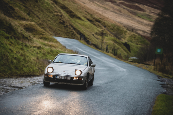 Porsche 924S (1982) - LeJog Rallye 2019 - Porsche mit passendem Nummernschild