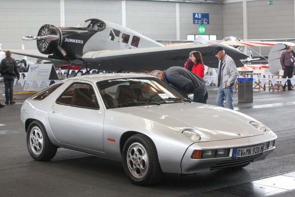 Bild Porsche 928 (1976) - frühes Modell vor Junkers - Motorworld Classics Bodensee 2022