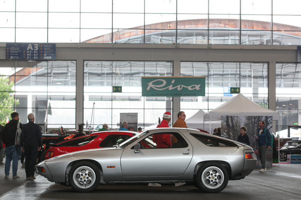 Porsche 928 (1976) - wirkte damals futuristisch und ist bis heute formal einzigartig geblieben - Motorworld Classics Bodensee 2022