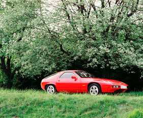 Image: Porsche 928 (1977) - In addition to a V8 light-alloy engine, an aluminum chassis and the track-correcting "Weissach rear axle", Porsche also broke new ground with the body shape of the 928