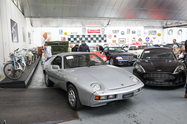 Porsche 928 (1977) - nur unter Vorbehalt zugeschlagen - als Lot 50 an der Oldtimer Galerie Toffen Versteigerung “Klassische Automobile & Motorräder” Oktober 2024