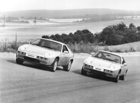 Porsche 928 (1979) - 928 und 928 S Seite an Seite