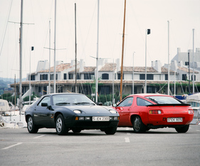 Bild: Porsche 928 (1982) - als Normalversion und als S-Version (rechts)
