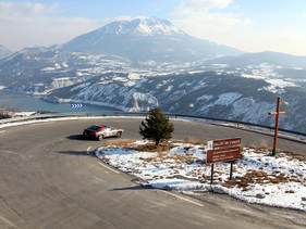 Porsche 928 GT (1989) vor der winterlichen Kulisse am Lac de Serre-Poncon in den französischen Alpen - an der AvD-Histo-Monte 2012
