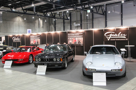 Porsche 928 GT (1991) zusammen mit BMW 635 CSi und Ferrari F355 bei der Graber Sportgarage – Swiss Classic World Luzern 2022