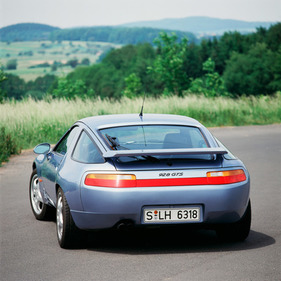 Porsche 928 GTS (1991) - Eine umfangreiche Komfortausstattung sowie der überarbeitete 5,4-Liter- Achtzylinder-Motor machen den auf der IAA präsentierten Porsche 928 GTS zum idealen Langstreckensportwagen (1991)
