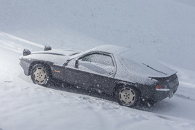 Porsche 928 S (1980) - heutzutage sind nicht mehr viele bei Schnee und Eis anzutreffen Porsche 928 S (1980) - heutzutage sind nicht mehr viele bei Schnee und Eis anzutreffen
