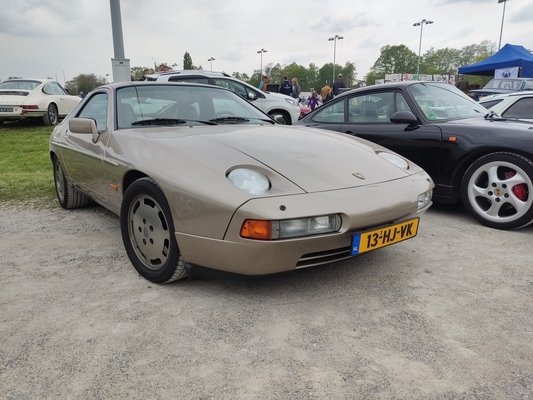 Porsche 928 S (1980) mit den normalen Scheinwerfern – Porsche-Treffen Dinslaken 2022