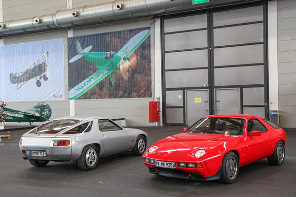 Porsche 928 S (1981) - neben Urmodell auf dem Clubstand - Motorworld Classics Bodensee 2022