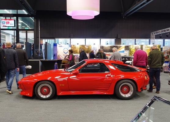 Porsche 928 S (1983) – der Umbau von Strosek wurde für 38'500 Euro angeboten – Classic Car Show Maastricht 2025