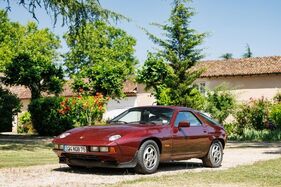 Porsche 928 S (1984) - Lot 020 at the Artcurial Musée Automobile du Château de Vernon auction 2025