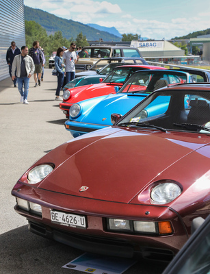 Porsche 928 S (1984) - neben zwei Porsche 911 - 5. Old Wheels Biel/Bienne 2024