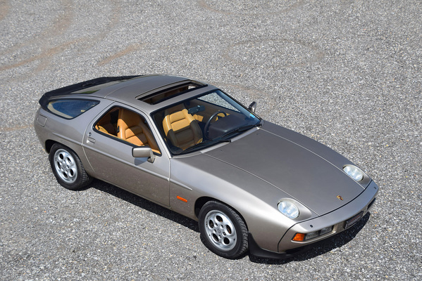 Porsche 928 S (1985) - als Lot 79 an der Versteigerung der Oldtimer Galerie Toffen am 20. Oktoberl 2018