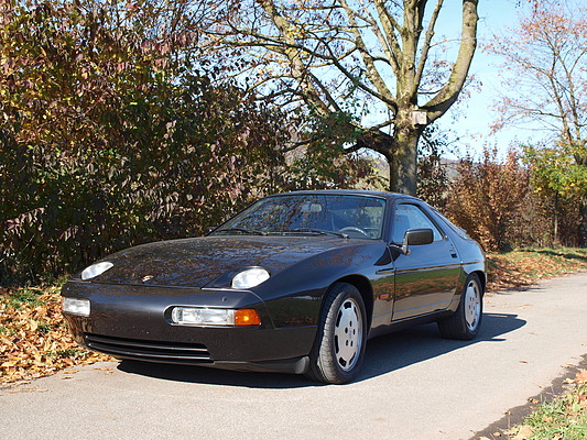 Porsche 928 S4 (1987) - angeboten als Lot 56 an der Versteigerung der Oldtimer Galerie Toffen vom 1. Dezember 2012