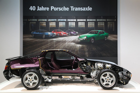 Porsche 928 S4 (1988) - offengelegte Technik des Transaxle-Porsche - Techno Classica 2016