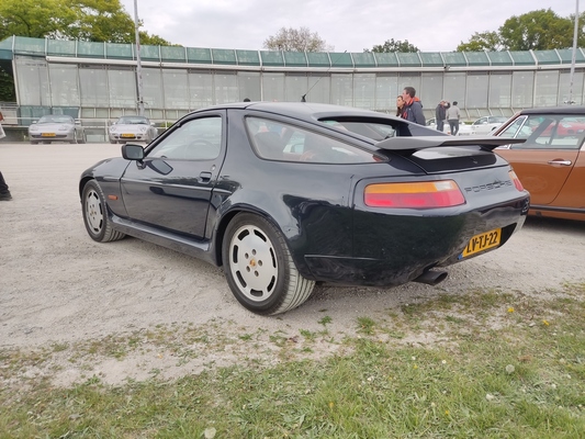 Porsche 928 S4 (1990) – Die verbreiterten hinteren Radläufe erhielt er ebenfalls schon ab Werk – Porsche-Treffen Dinslaken 2022