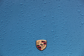 Porsche 928 - das klassische Porsche-Wappen - OSMT Zug im September 2017