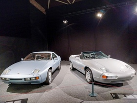 Porsche 928 mit Cabrioletstudie – in der Ausstellung "Porsche Driven by Dreams"