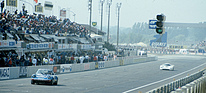 Porsche 930 (1983) in Le Mans 1983 - Der Porsche 930 mit Startnummer #95 von Jean-Marie Alméras, Jacques Alméras and Jacques Guillot gefolgt vom Sauber C7 Diego Montoya/Albert Naon/Tony Garcia auf der Zielgeraden