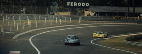 Porsche 930 (1983) in Le Mans 1983 - Der Porsche 930 mit Startnummer #95 von Jean-Marie Alméras, Jacques Alméras and Jacques Guillot vor dem 4. platzierten durch Joest betreuten Newman Porsche 956 von Volkert Merl, Clemens Schickentanz und Mauricio DeNarvaez