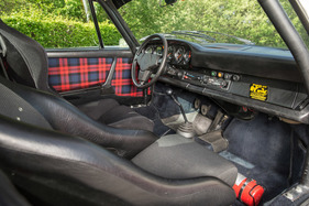 Porsche 930 Turbo (1975) - Das Tartan-Muster der Türverkleidungen könnte auch einem Engländer gut stehen