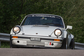 Porsche 930 Turbo (1975) - Die Fronthaube wird von Schnellverschlüssen gehalten