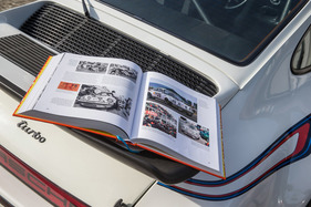 Porsche 930 Turbo (1975) - Foto des Fahrzeuges in einem Buch