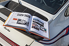 Porsche 930 Turbo (1975) - Foto des Fahrzeuges in einem Buch