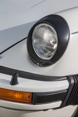 Porsche 930 Turbo (1975) - Schwarz eingefasste Scheinwerfer