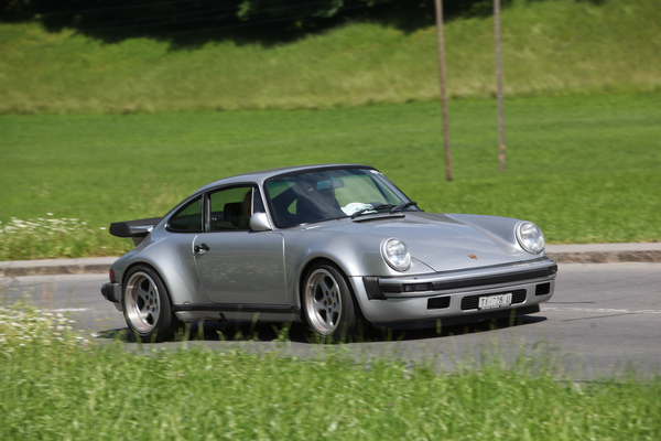 Porsche 930 Turbo 3.3 (1979) - 300 PS müssten für die nächste Steigung reichen - Oldtimer in Obwalden (O-iO) 2019