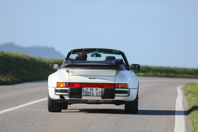 Porsche 930 Turbo 3.3 Cabriolet (1989) - 177,5 cm breit ist das Turbo-Cabriolet und damit 12,5 cm ausladender als das Carrera Cabrio Porsche 930 Turbo 3.3 Cabriolet (1989) - 177,5 cm breit ist das Turbo-Cabriolet und damit 12,5 cm ausladender als das Carrera Cabrio