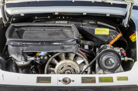 Porsche 930 Turbo 3.3 Cabriolet (1989) - wer die Klappe hinten öffnet, stösst zuerst auf den grossen Ladeluftkühler und das Lüfterrad