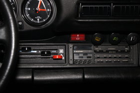 Porsche 930 Turbo "Flachbau" (1982) - das Radio dürfte aus der Zeit stammen